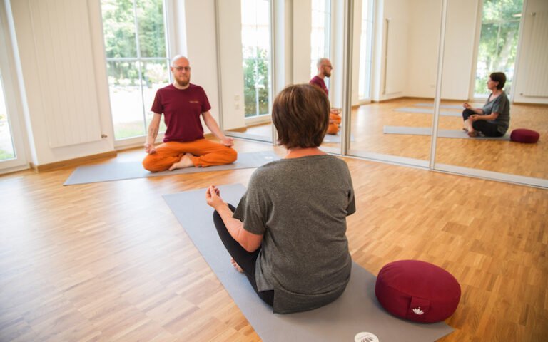 Yoga im Kurhaus im Rahmen einer Ayurvedakur, Ayurshaantikur